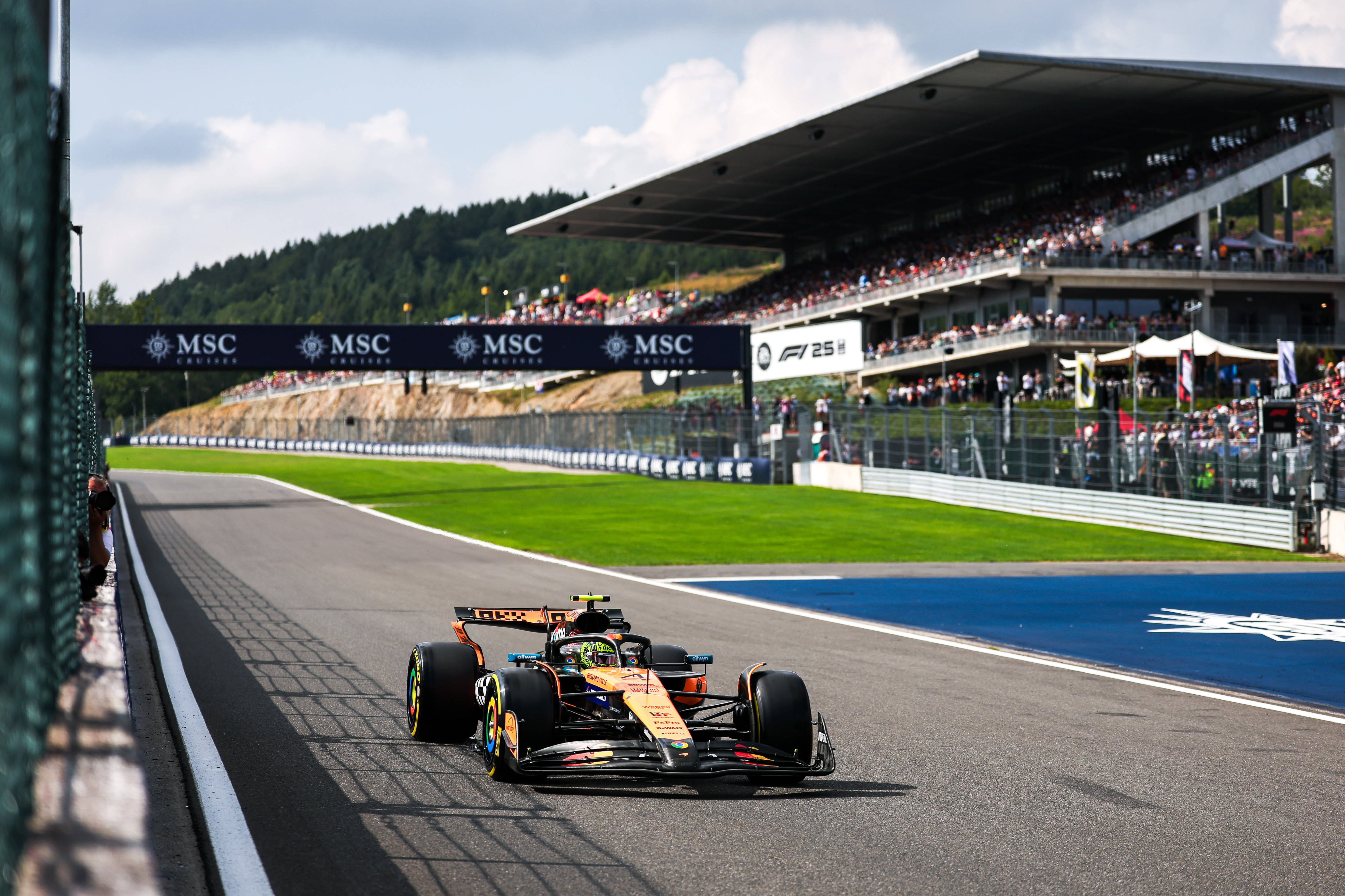 爱游戏tv-阿斯顿马丁轻取索伯车队，诺里斯状态火热