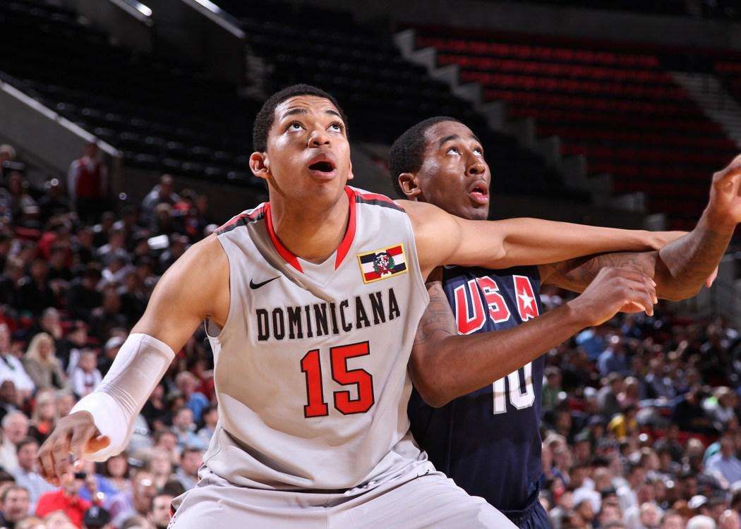 爱游戏官方-天津队翻盘深圳队，恩比德扛起全队